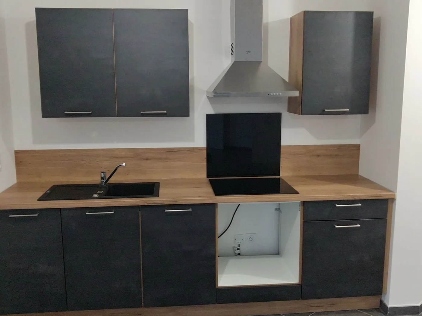 Cuisine anthracite avec hotte inox