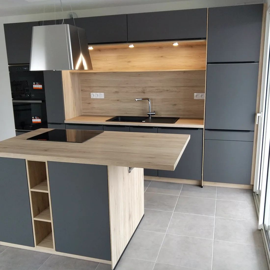 Cuisine anthracite avec îlot et plan de travail bois