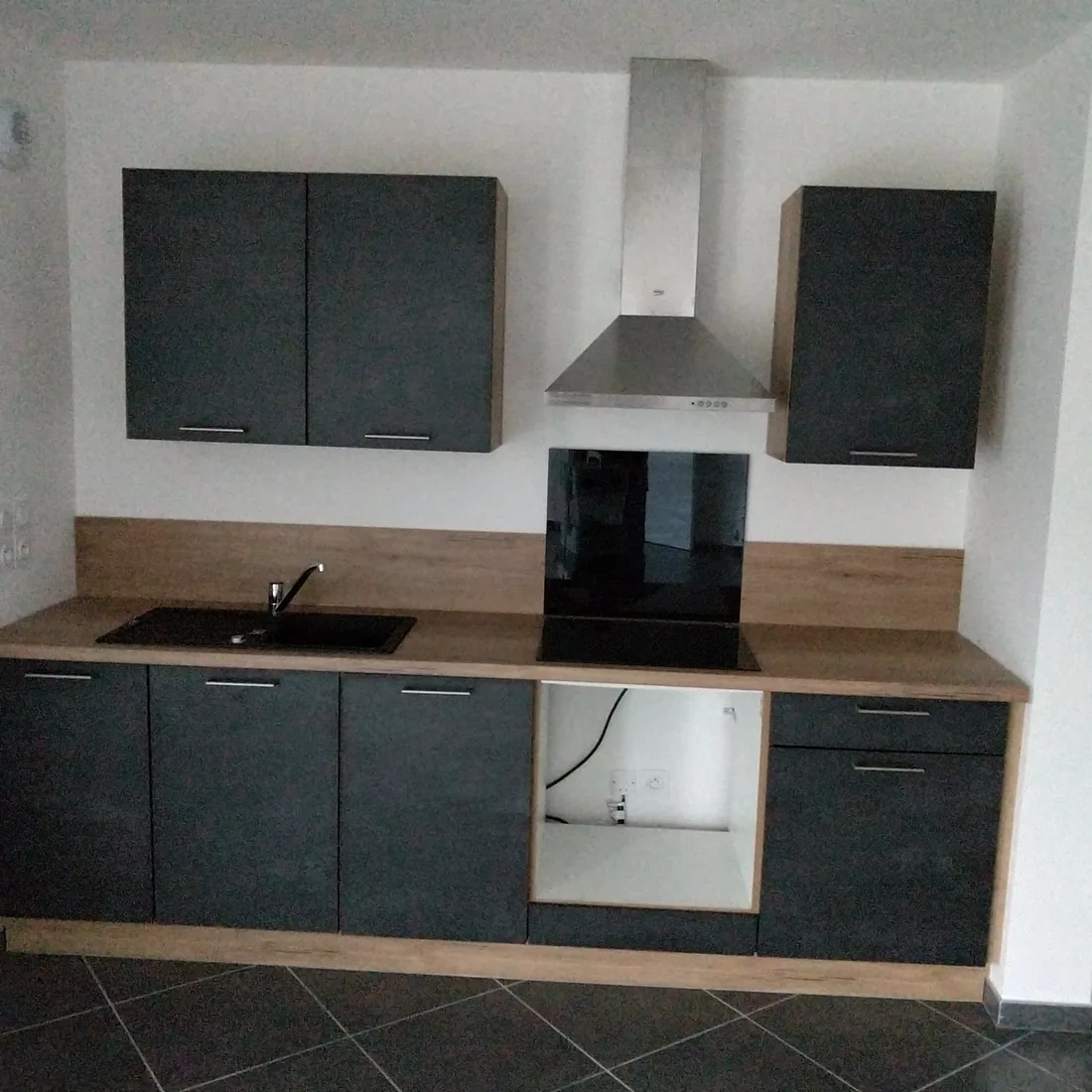 Cuisine anthracite et plan de travail bois