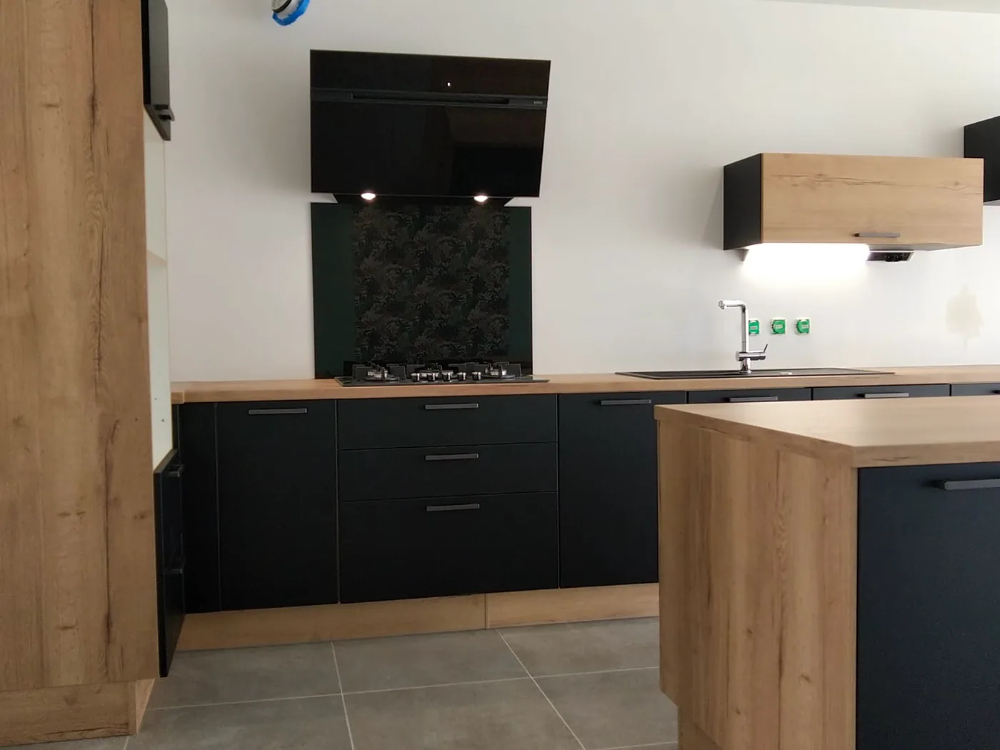 Cuisine bois et noir posée par CTNR SARL dans une maison du Nord-Isère