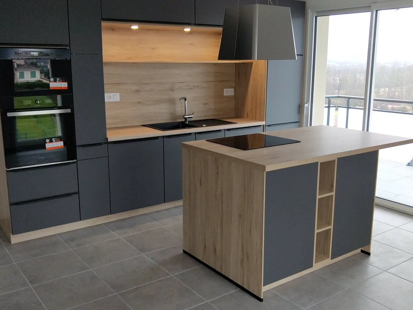 Cuisine avec îlot central et plan de travail bois