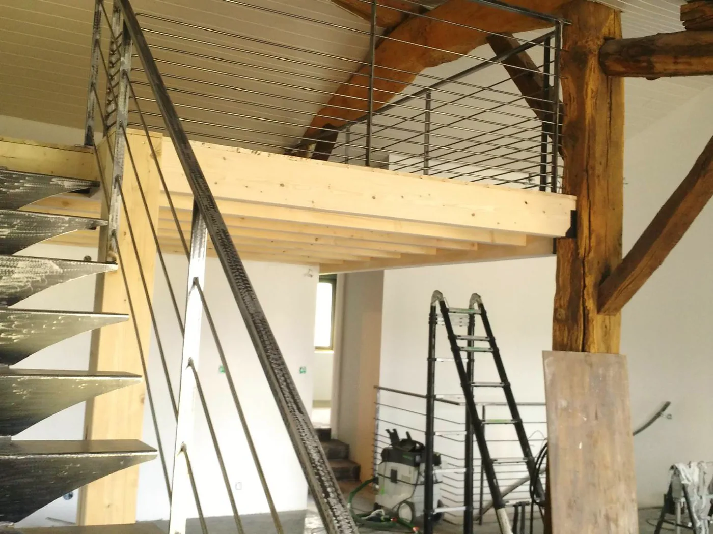 Escalier et mezzanine dans un ancien volume