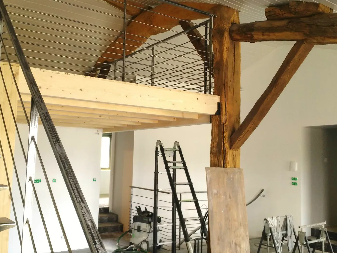 Volume ancien rénové avec mezzanine et poutres conservées