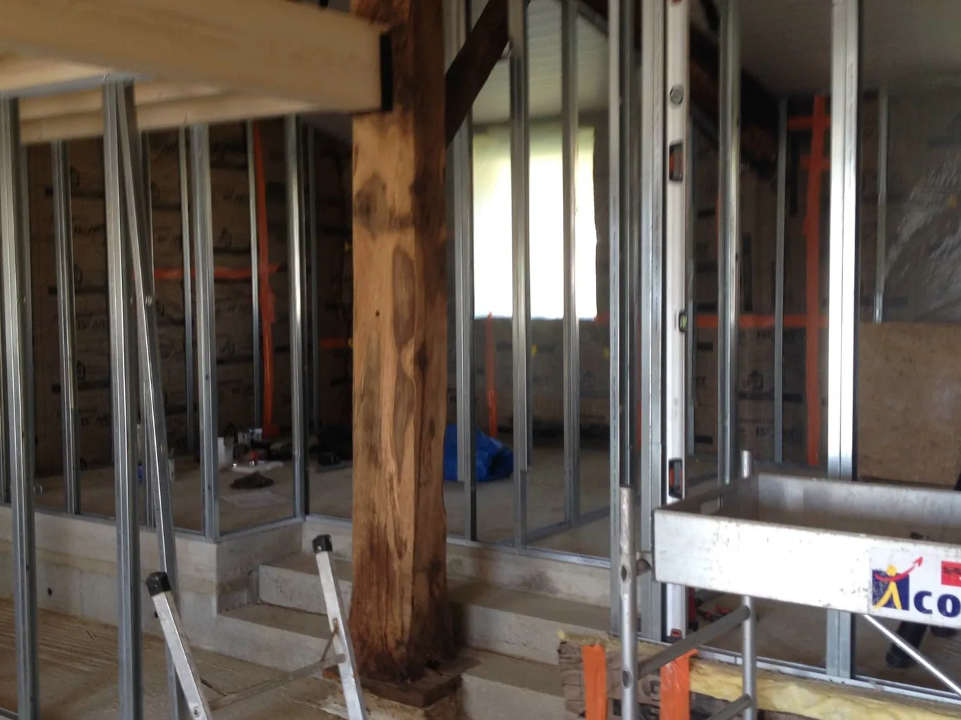 Ossature de cloison et plaques de plâtre dans une grange en rénovation