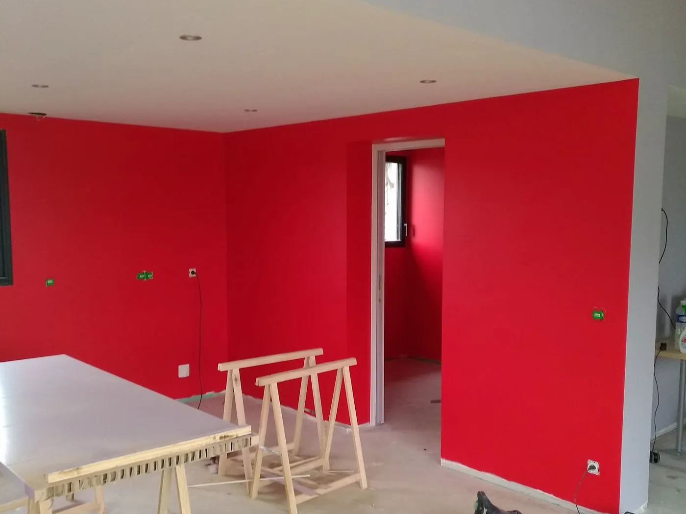 Séjour repeint après rénovation