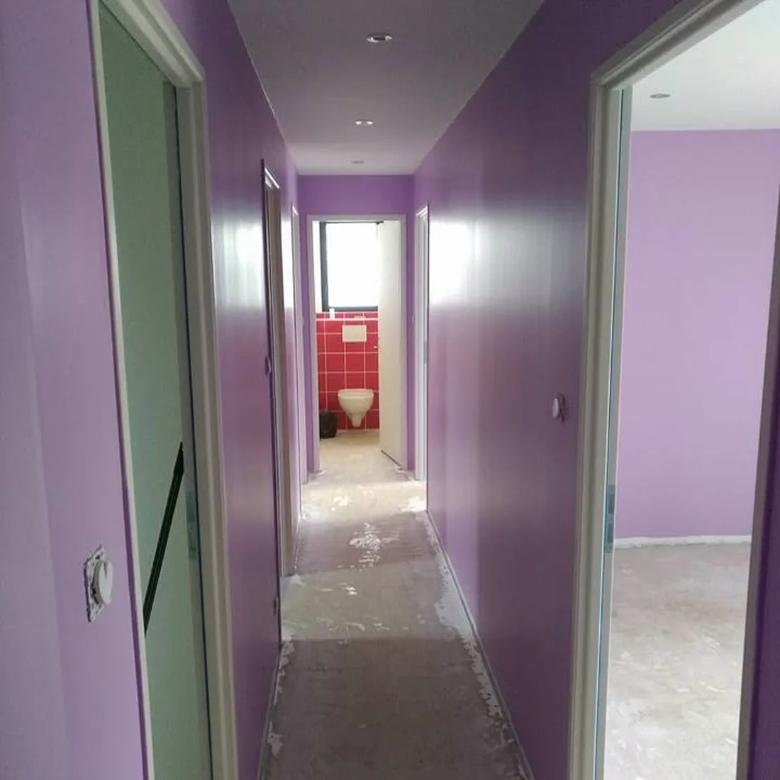 Couloir et portes peints, teintes différentes par zone