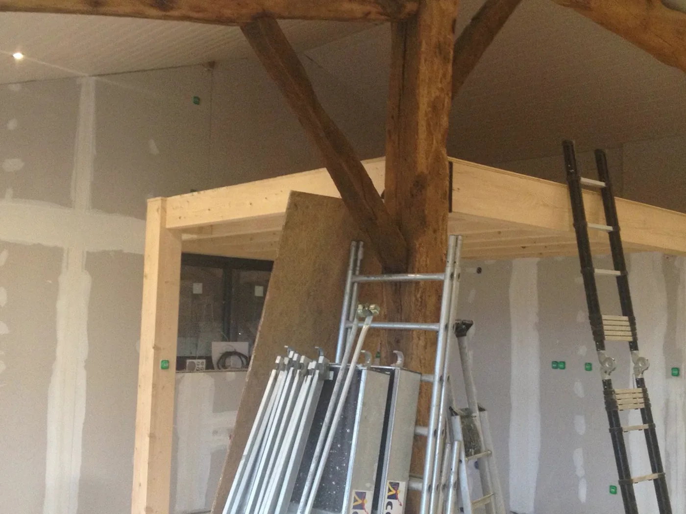 Chantier de cloisons autour de poutres anciennes