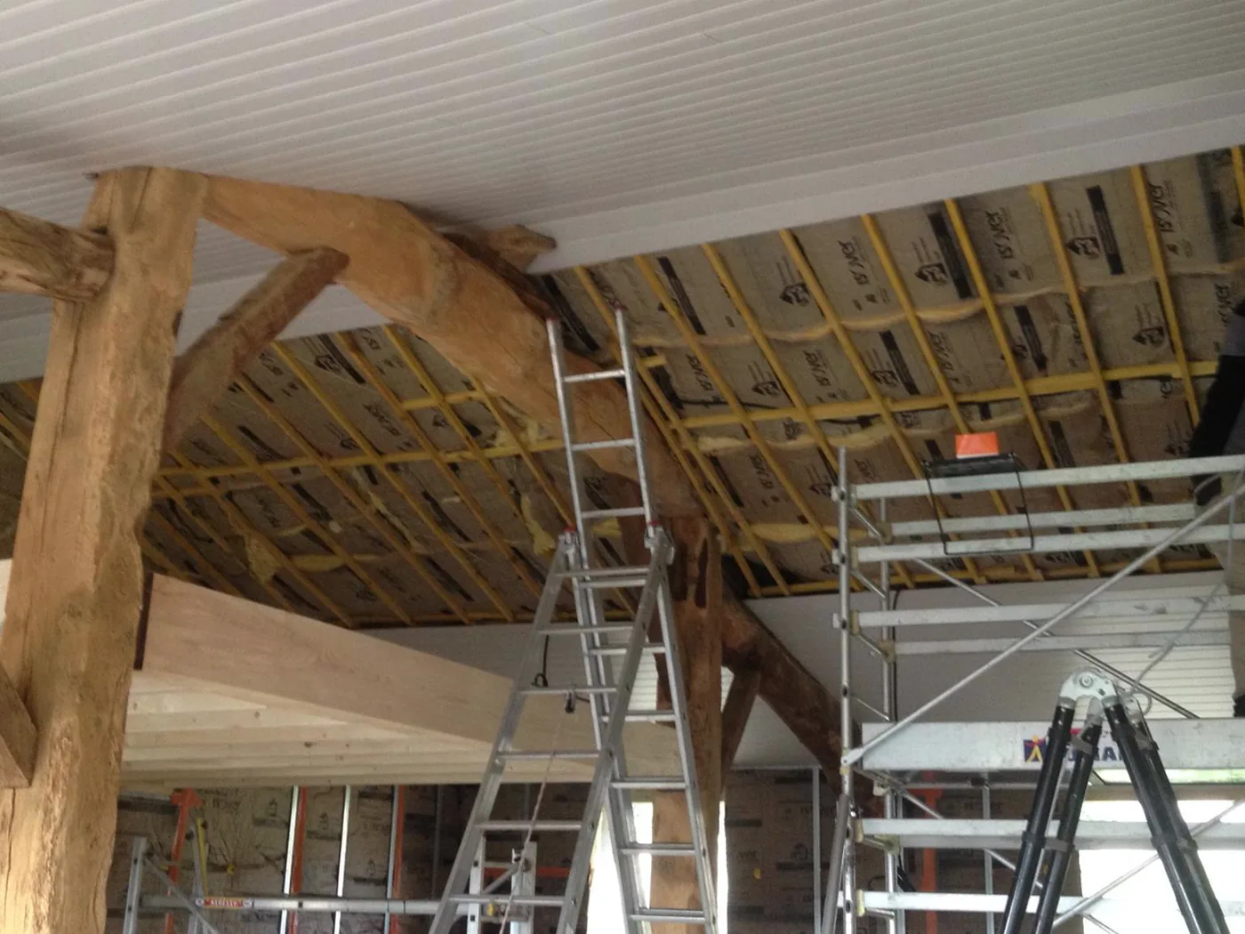 Plafond suspendu dans un volume ancien