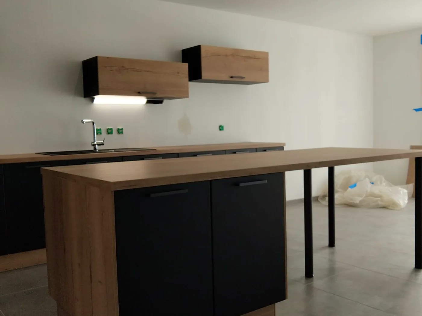 Cuisine avec îlot central, pose complète